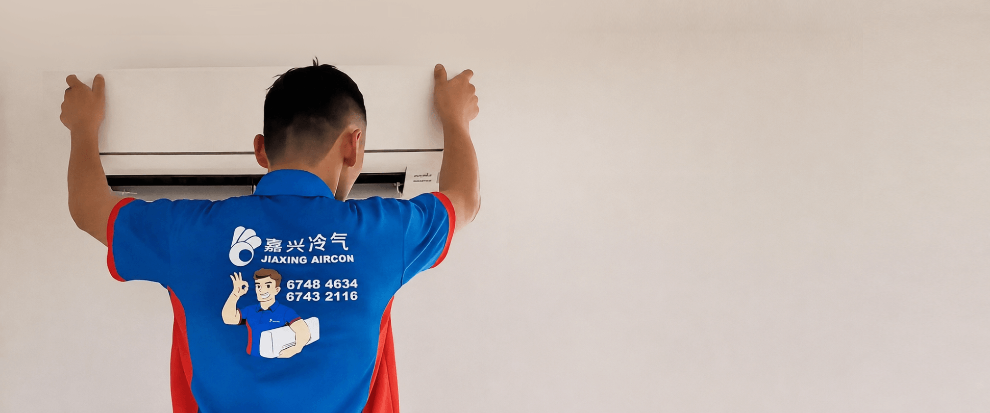 Jiaxing aircon technician is helping customer repair the aircon